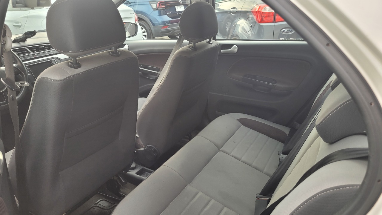 Volkswagen Voyage Highline 1.6 Full Mec. — foto 11 de 16