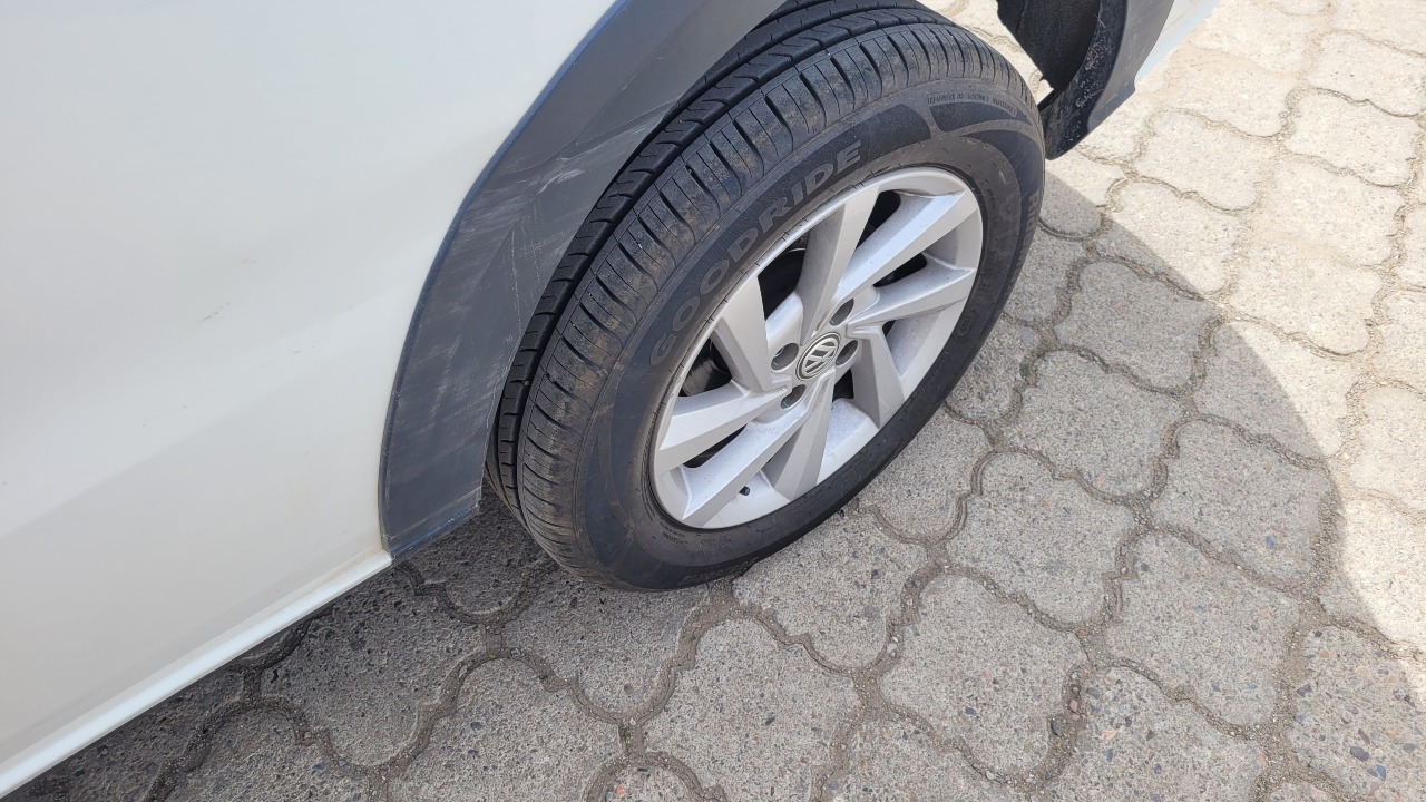 Volkswagen Saveiro Dc 4X2 1.6 Full Mec. — foto 14 de 15