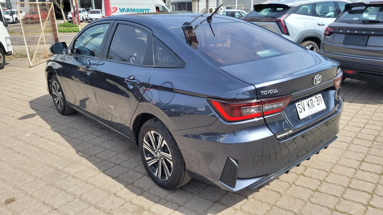Toyota Yaris — foto 5 de 15