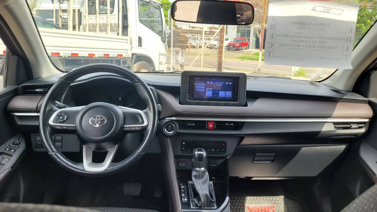 Toyota Yaris — foto 9 de 15